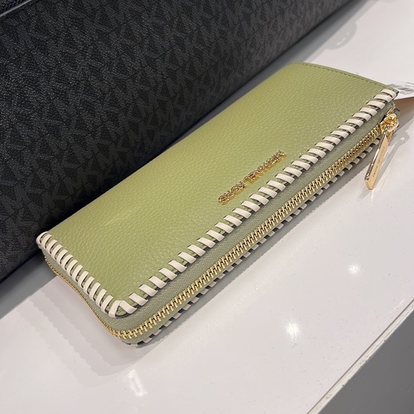 Michael Kors Jet Set Travel Large Pebble Leather Quarter-Zip Wallet
NWT - Picture 5 of 16